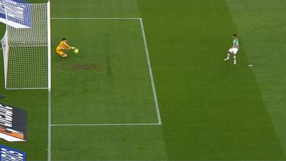 ياسين بونو يتصدى لركلة جزاء نبيل فقير في "ديربي الأندلس"