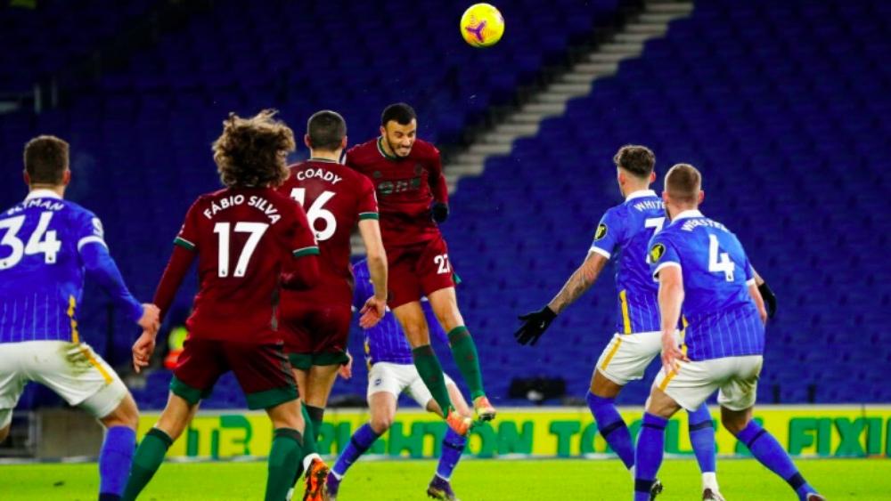 "رومان سايس" يُحافظ على "توهجه" ويسجل هدفًا في تعادل ولفرهامبتون ضد برايتون