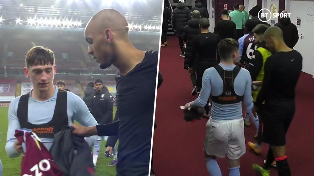 بعد أن تبادلا القمصان.. مدرب أستون فيلا يطلب من لاعبه الشاب (17 سنة) استرجاع قميصه للاحتفاظ به كذكرى لأول مباراة يخوضها مع الفريق الأول!