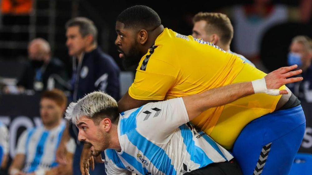 بسبب "وزنه".. "اللاعب الضخم" لمنتخب جمهورية الكونغو يخطف الأنظار في كأس العالم لكرة اليد!