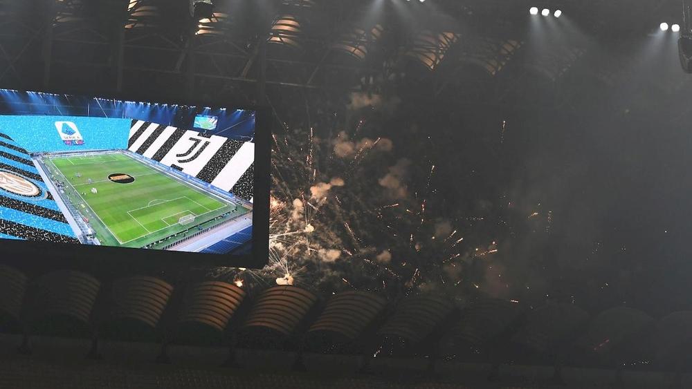 جماهير الإنتر "تخلق الحدث" قبل المباراة أمام يوفنتوس وتطلق الشهب الاصطناعية من خارج ملعب "جوزيبي مياتزا"