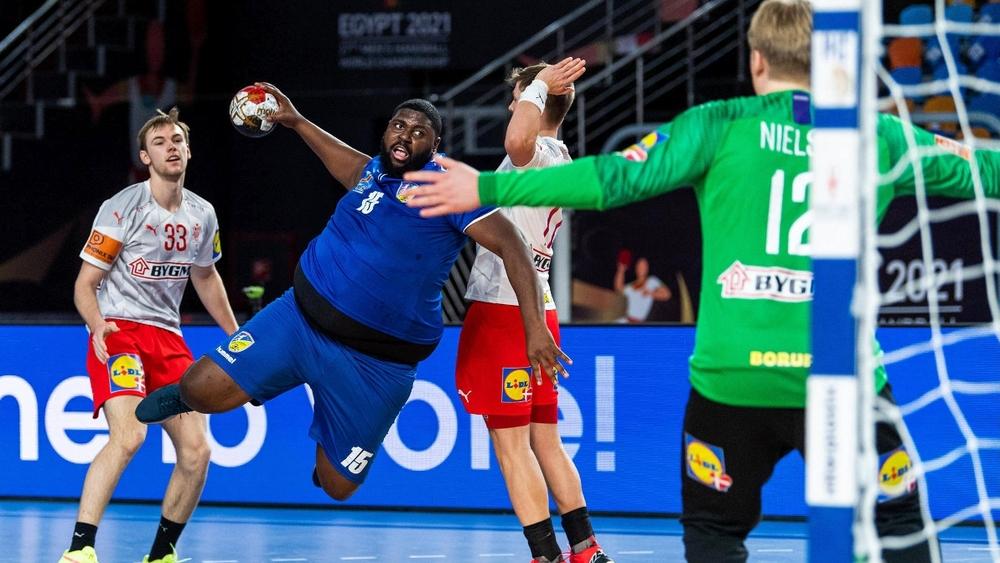 مونديال اليد/ "لا أحد يمكنه إيقاف مفومبي".. اللاعب الكونغولي يخطف الأنظار من جديد بـ 8 أهداف في شباك الدنمارك