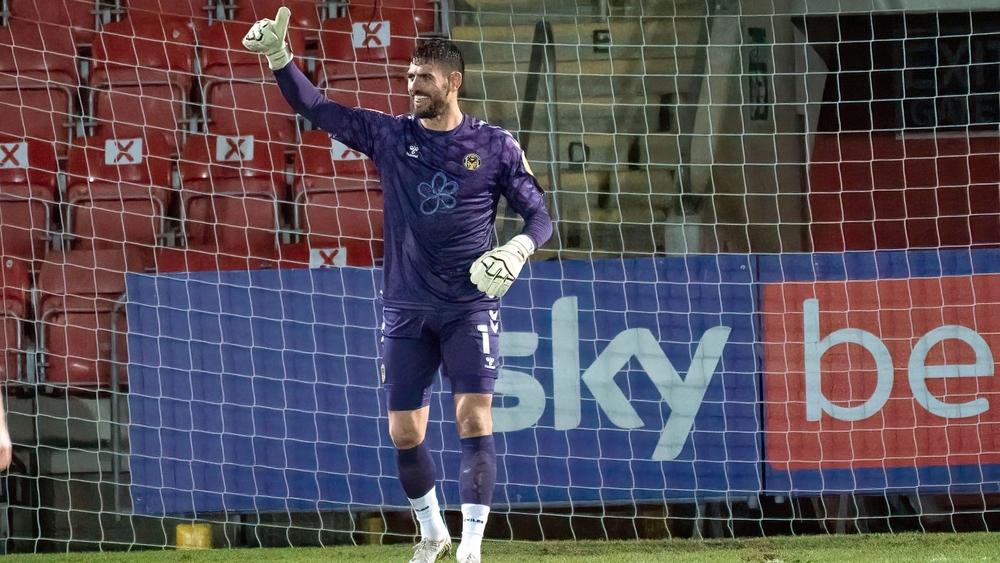 حارس مرمى في إنجلترا يسجل هدفًا "خرافيًا" من ركلة مرمى