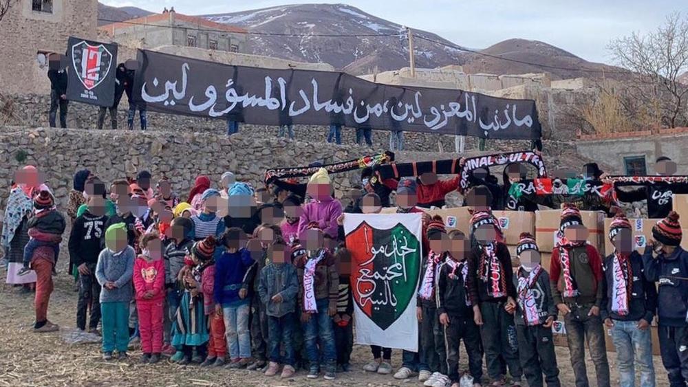 "أولتراس عسكري" تواصل توزيع المساعدات وترفع رسالة كتب فيها: "ما ذنب المعزولين من فساد المسؤولين"