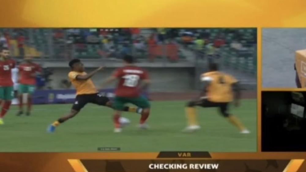 حافيظي ينجو من إصابة خطيرة بعد تدخُّل خشن من لاعب المنتخب الزامبي كلَّفه الطرّد المباشر