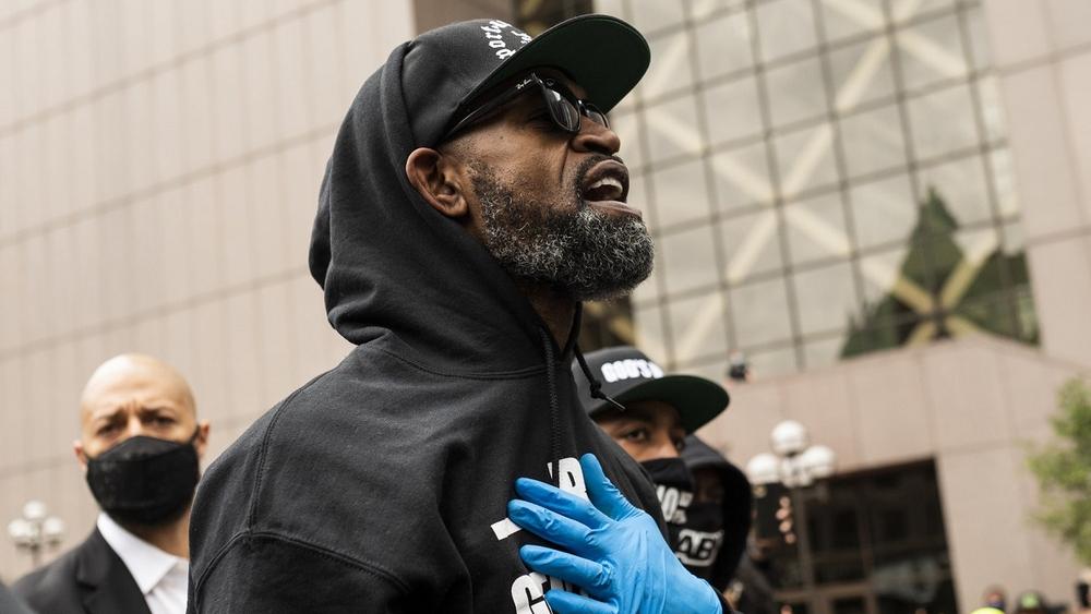 نجم الـ"NBA" السابق "ستيفن جاكسون" يشهر إسلامه بأحد مساجد "فيلاديلفيا" ويؤكد: "إنه أجمل يوم في حياتي"