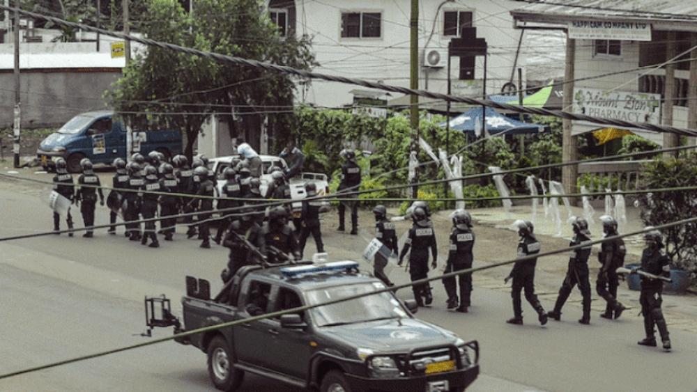 قبل مباراة الكاميرون والمغرب.. السلطات متخوفة من هجوم "الانفصاليين" وانتشار كبير للجنود في شوارع مدينة "ليمبي"