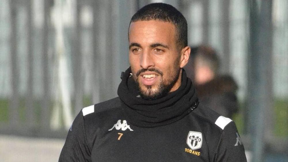 بعد أسابيع من "الغموض والقلق" حول حالته الصحية.. عليوي يتجاوز "محنته" ويعود إلى تدريبات نادي أنجيه الفرنسي