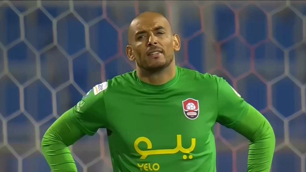 الحارس الجزائري "عز الدين دوخة" يتسبب في خسارة الرائد أمام الهلال بخطأ "فادح" في الدقيقة 90+3'!