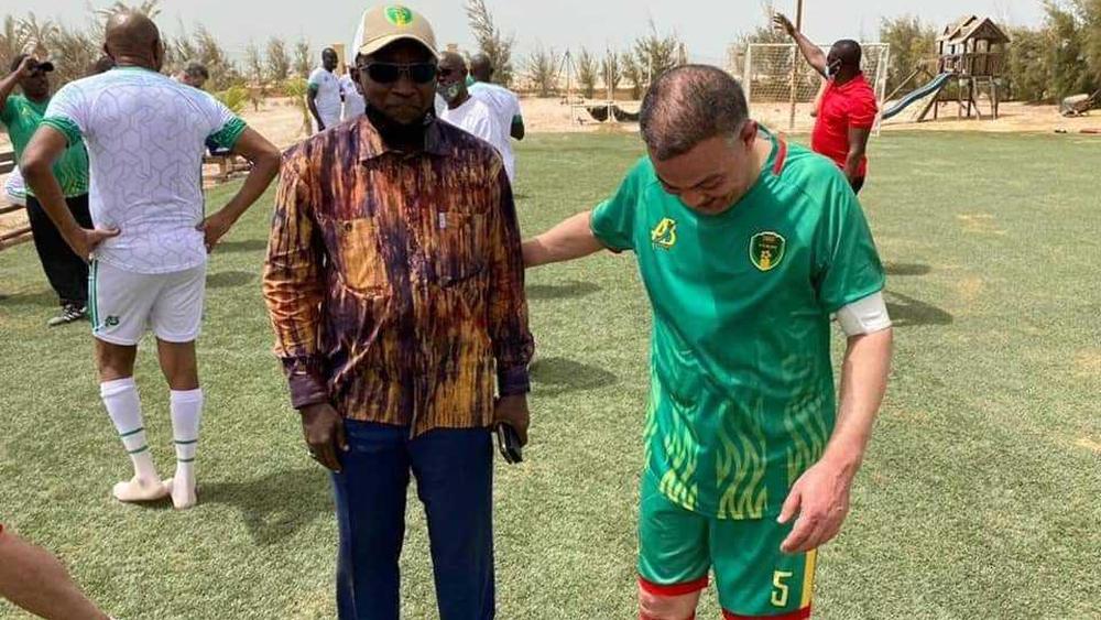 بحضور لقجع مرتديًا "شارة القيادة".. الأطراف الفاعلة في انتخابات الـ"كاف" تنتشي بـ"تحالفها" من خلال إجراء مباراة في موريتانيا