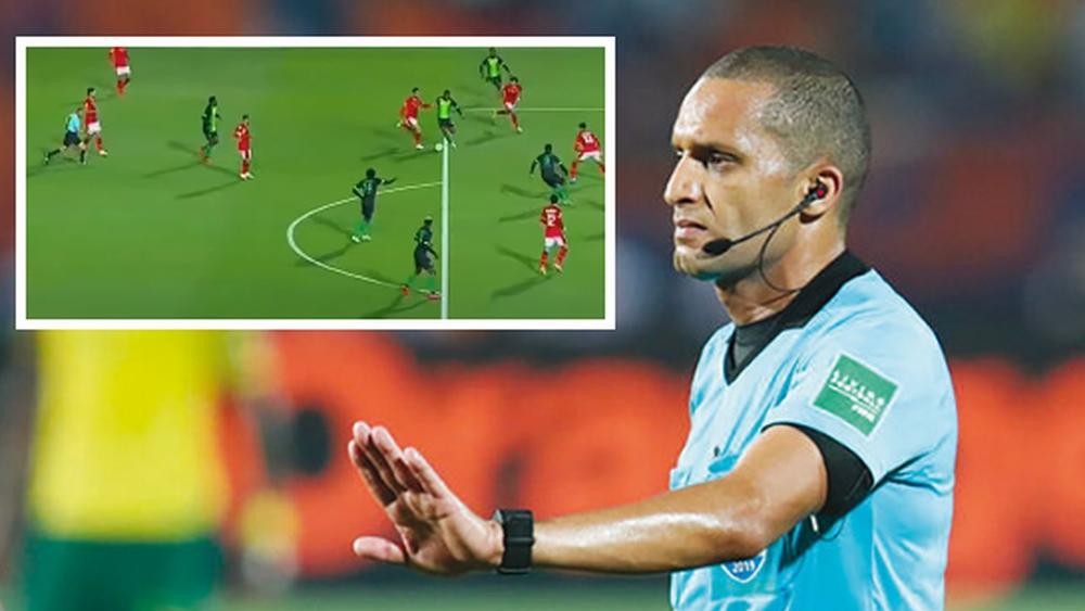بعد تعادله "المخيب" مع فيتا كلوب.. الأهلي يحتج على قرارت رضوان جيد وجماهيره تُعلّق: "احتسب ركلة جزاء 'خيالية' وهي إحدى طرائف التحكيم الأفريقي"
