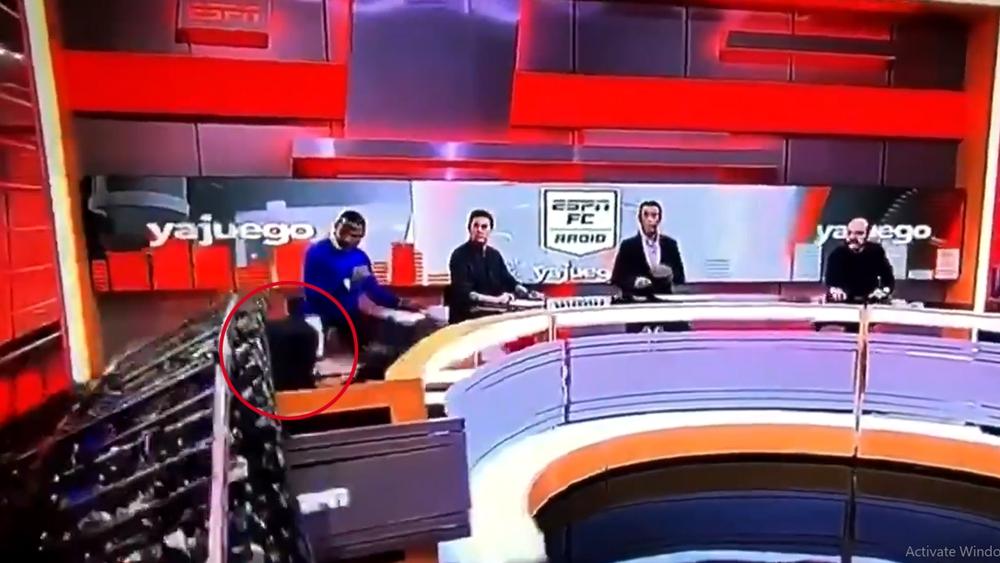 بالفيديو/ مذيع رياضي يتعرض لحادث "مروع" داخل "الاستديو" على الهواء مباشرة!