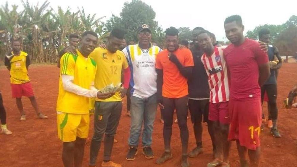 جماهير فريق كاميروني تقدم للاعبيها منحة مالية بقيمة 820 درهم مغربي!