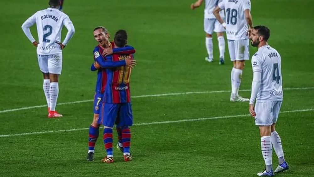 برشلونة يهزم هويسكا برباعية ويُقلّص الفارق مع "المتصدر" أتلتيكو مدريد إلى "4 نقاط"