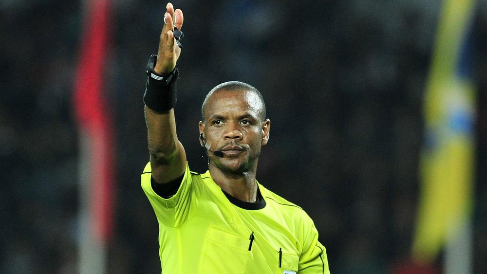 "الكاف" يعين الزامبي سيكازوي لقيادة مباراة الوداد وكايزر شيفس الجنوب أفريقي