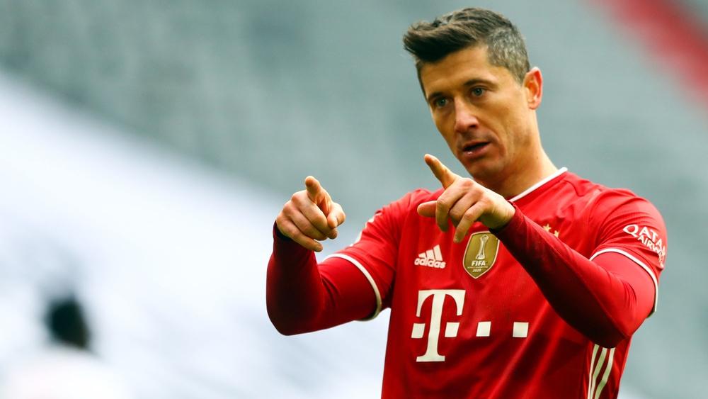 بايرن ميونخ يعلن ابتعاد ليفاندوفسكي عن الميادين لأربعة أسابيع بسبب الإصابة وغيابه عن مواجهة باريس سان جيرمان في دوري الأبطال