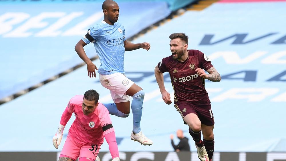 ليدز يونايتد بعشرة لاعبين يُحرج مانشستر سيتي ويهزمه على ملعبه