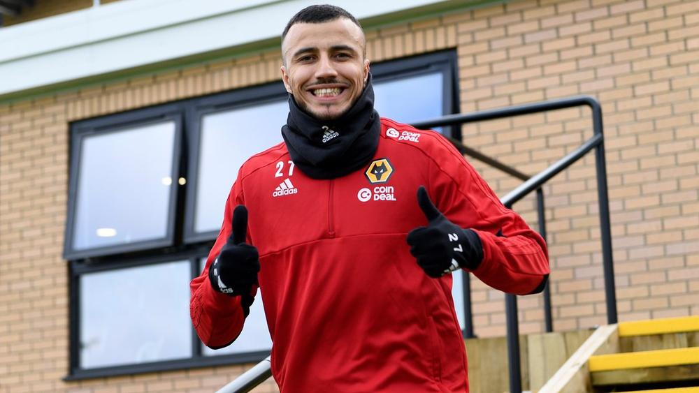 رومان سايس: "أبقى مستيقظا في ليالي رمضان لزيادة إيماني.. أصلي وأقرأُ القرآن كل مساء مع أصدقائي عن بُعد"