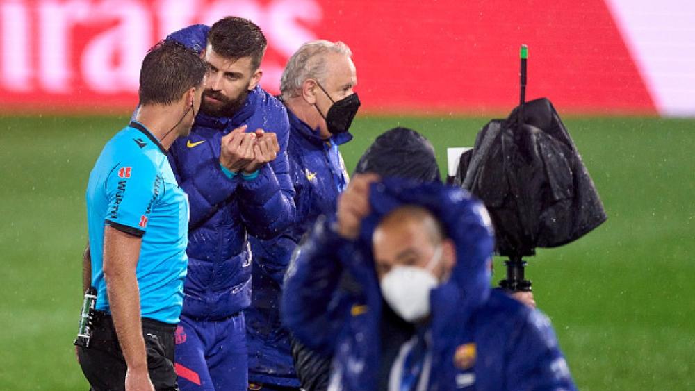 بيكيه "ينجو" من العقوبة بعد تصريحاته "ضد" الغريم التقليدي لبرشلونة: "85% من الحكام يساندون ريال مدريد"