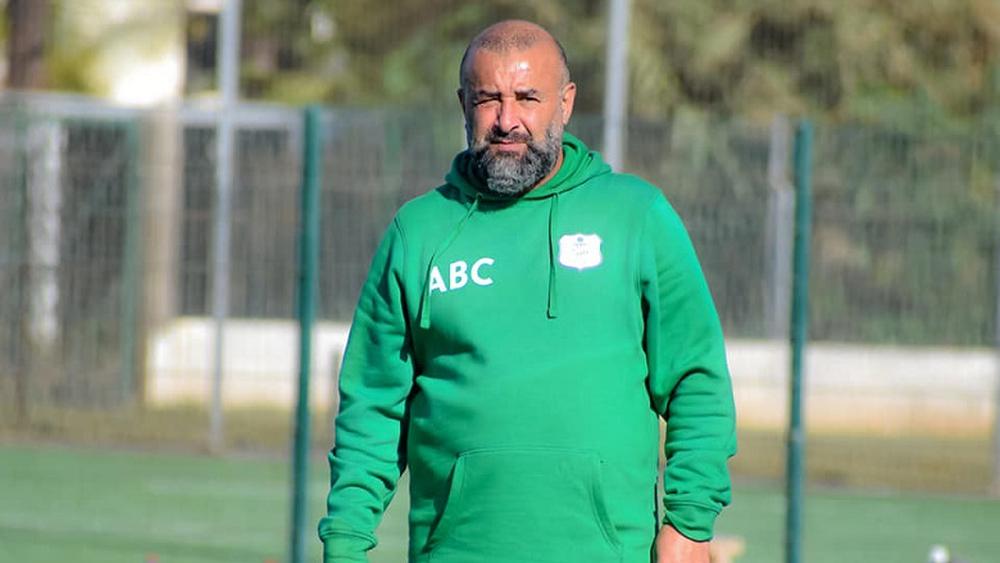 الدفاع الجديدي يرفض استقالة بنشيخة ويؤكد تشبُّثه بخدماته مدرباً للفريق