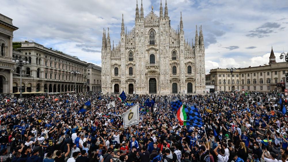 مشجعو الإنتر يخرجون إلى الشوارع وساحة "دومو" للاحتفال بلقب الدوري الإيطالي