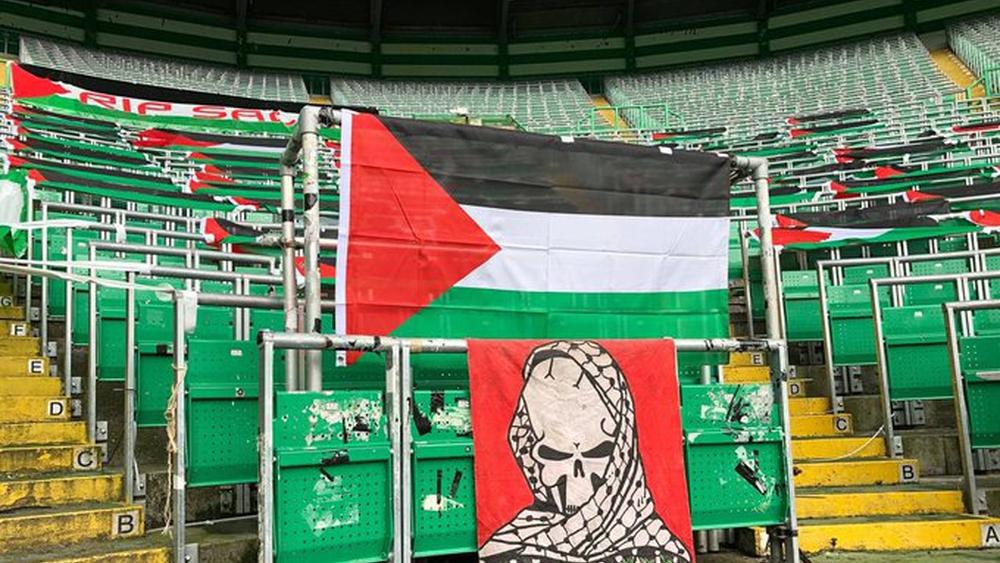 أنصار سلتيك الاسكتلندي يُزيِّنون مدرجات ملعب فريقهم بأعلام فلسطين نُصرةً للقضية الفلسطينية