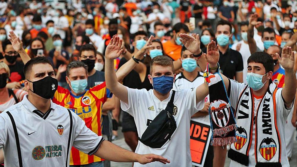 عودة الجماهير إلى المدرجات "في بعض الملاعب" خلال آخر جولتين من "الليغا"