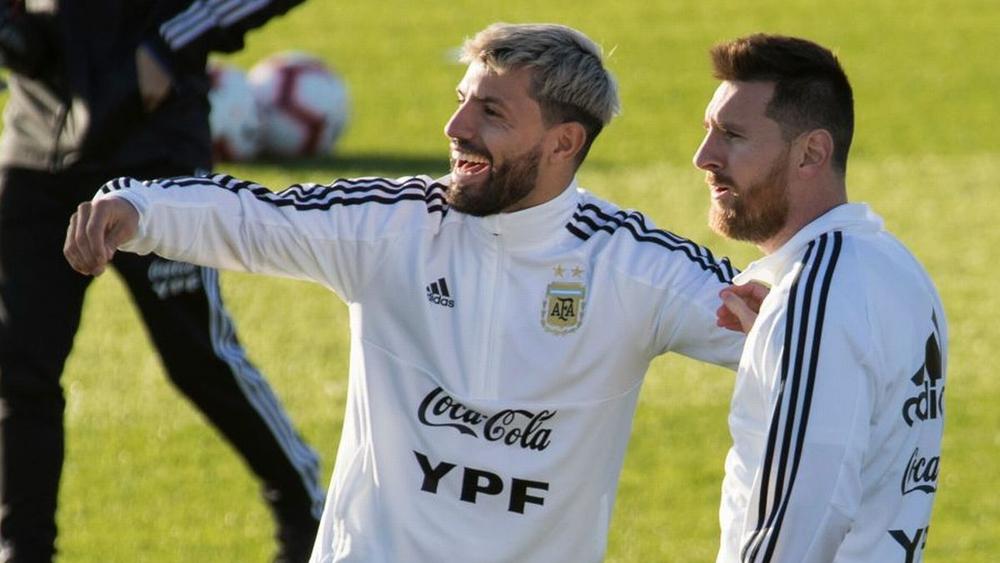 أغويرو يوافق على "تخفيض" راتبه مع برشلونة ويرفض عرضي تشيلسي ويوفنتوس للَّعب مع ميسي