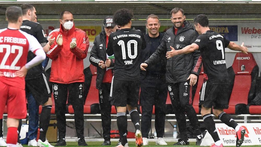 لاعبو بايرن ميونيخ يقومون بـ"ممر شرفي" أثناء المباراة لتحية ليفاندوفسكي بوصوله لـ 40 هدفا في الـ"بوندسليغا" ومعادلة رقم "غيرد مولر"