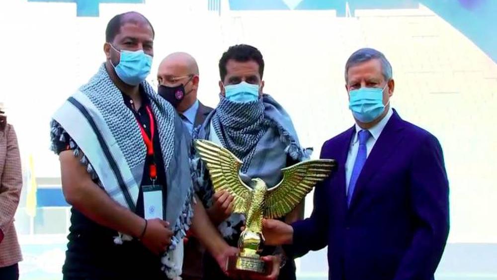 لاعبو الترجي يحضرون مراسم التتويج بالدوري التونسي مرتدين "الكوفية" الفلسطينية