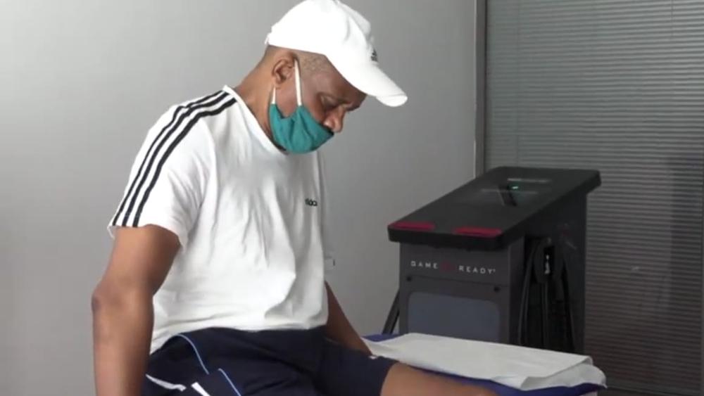 التيمومي لـ"البطولة": "حالتي تتحسّن يوماً بعد يوم.. مبادرة صاحب الجلالة مسّت وِجداني وأرغب في البكاء تُّجاه هذا الكم الهائل من حبّ الجماهير"