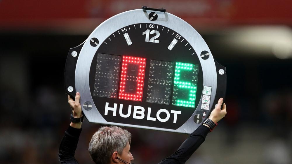 "تمديد" العمل بقاعدة "التبديلات الخمسة" في مباريات كرة القدم