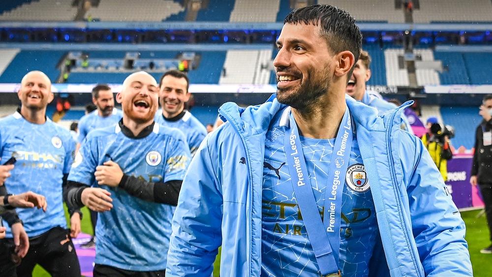 قبل مغادرة مانشستر سيتي .. أجويرو أهدى كل طاقم الفريق الأول ساعة "فخمة" وترك سيارته "الفارهة" هدية لعامل جمع القمصان