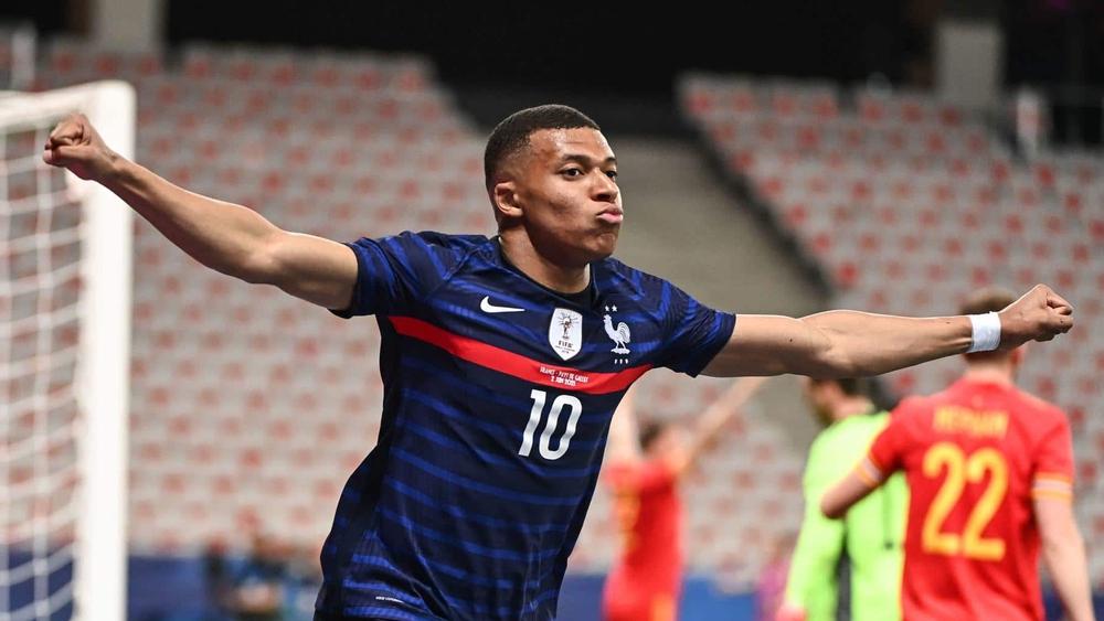 مبابي عن سبب رفضه الانتقال إلى ريال مدريد في 2014: "والداي قررا أن أبدأ مسيرتي في فرنسا.. حتى بتواجد زيدان فإنني كنت سأنتقل لبلد آخر بثقافة أخرى"