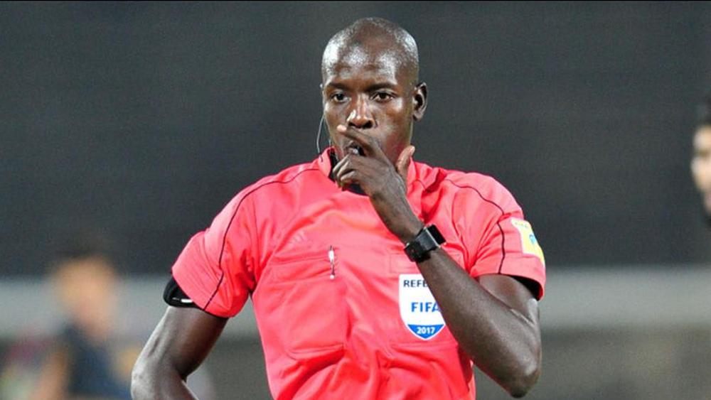 "الكاف" يعين السنغالي ماغيت نداي لقيادة مباراة الوداد الرياضي وكايزر شيفس و"المثير للجدل" غاساما في غرفة الـ"فار"