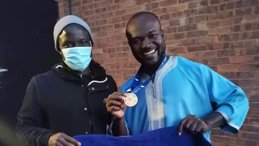 كانتي ومشجع تشيلسي الذي التقط صورا بميدالية دوري الأبطال.. قصة صداقتهما بدأت سنة 2018 بأحد مساجد لندن