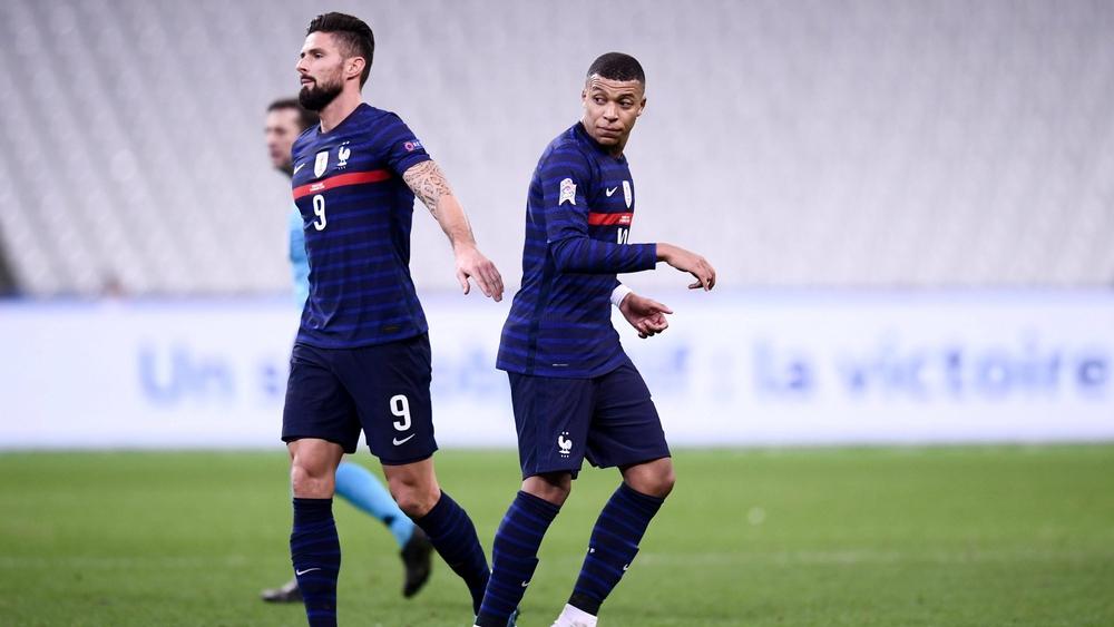 كيليان مبابي ردًا على شجاره مع جيرو: "أنا مهاجم وأشعر بما يشعر به 365 مرة في المباراة"