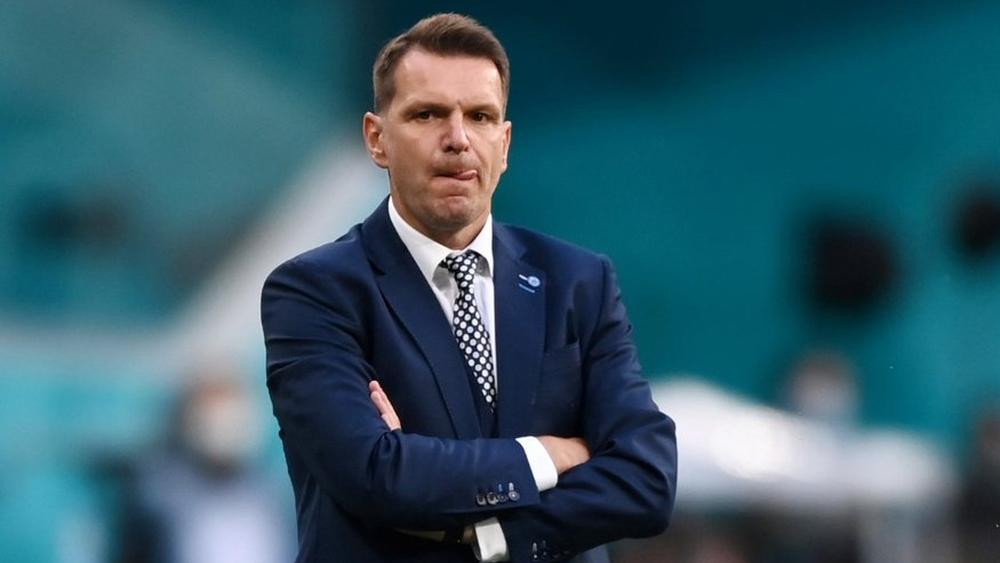 مدرب سلوفاكيا: "سعيد بأداء اللاعبين ونجاحهم في إيقاف ليفاندوفسكي"