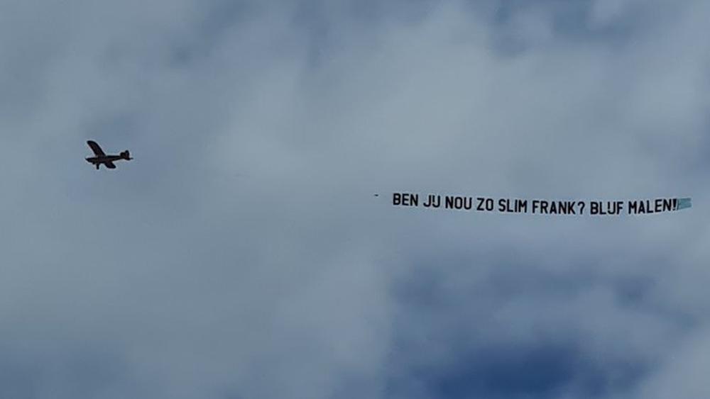 الجماهير الهولندية تواصل بعث رسائلها لدي بور عبر الطائرة وتكتب: "هل أنت ذكي جدا فرانك؟ قم بإشراك مالين"