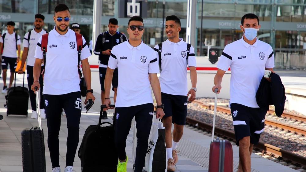 لاعبو ا.طنجة المنتهية عقودهم يرفضون مناقشة "ملف التجديد" مع أبرشان إلى حين توصلهم بمستحقاتهم المالية