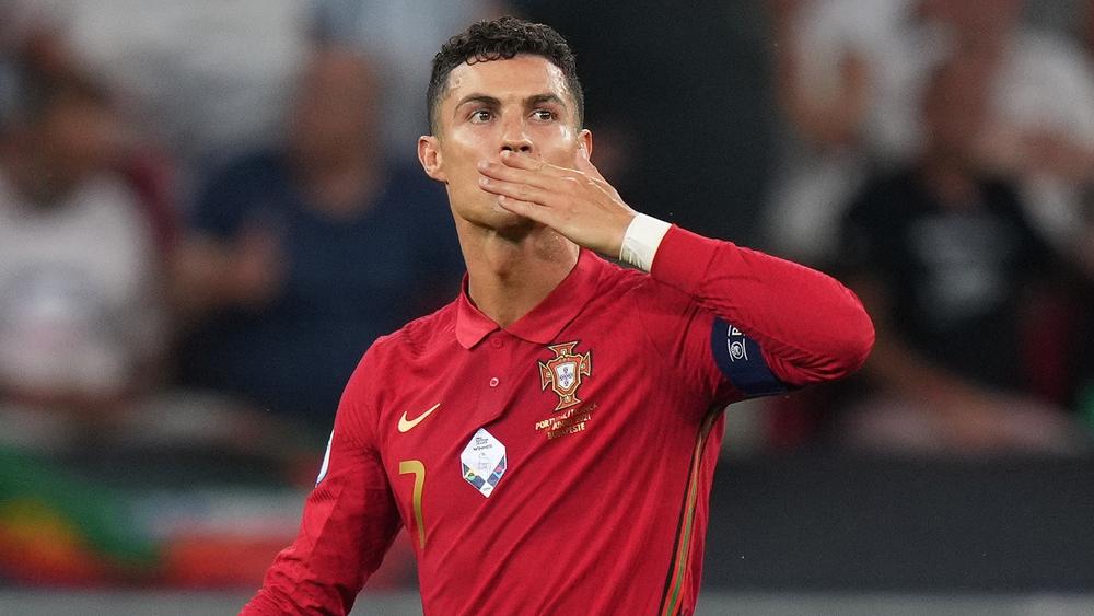 دائي يُهنئ رونالدو على معادلة رقمه القياسي والبرتغالي يرد: "الأبطال يظلون أبطالا للأبد وسعيد لقراءة كلمات رقيقة من أيقونة مثلك"