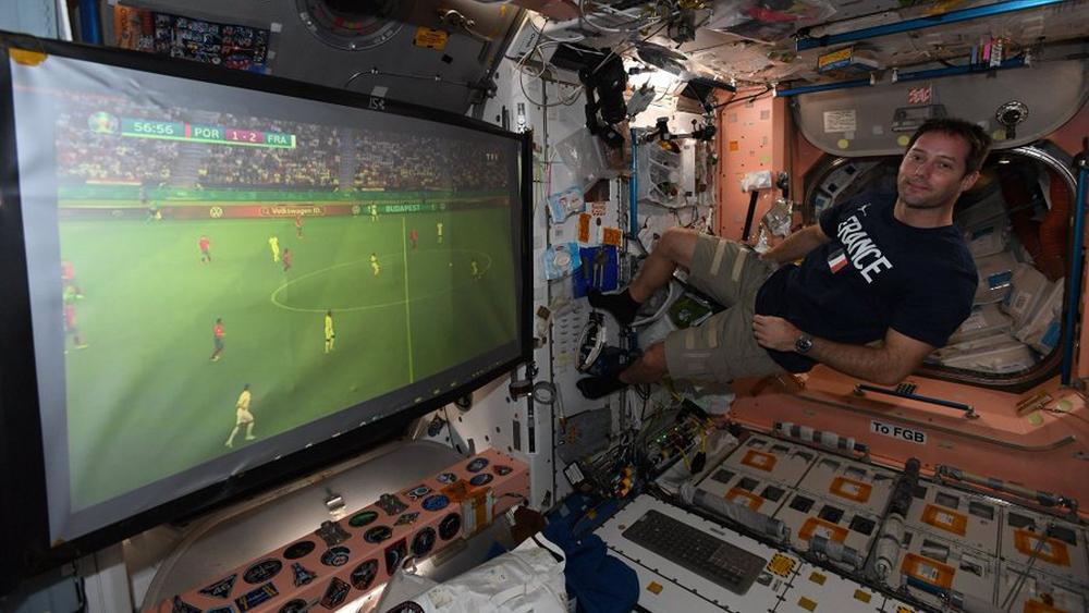 "توماس باسكي" رائد فضاء فرنسي "يخلق الحدث" بمشاهدته مباراة "الديكة" والبرتغال من "المركبة الفضائية"