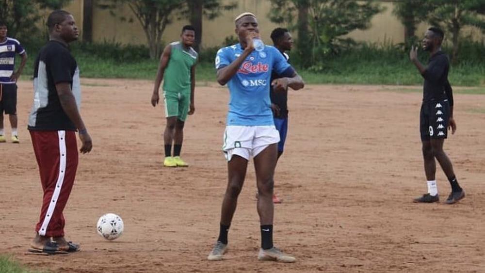 صور/ نجم نابولي "فيكتور أوسيمين" يتعرض للانتقادات بلعبه في مباراة للهواة بلاغوس ومطالب بمعاقبته لـ"قلة احترافيته"