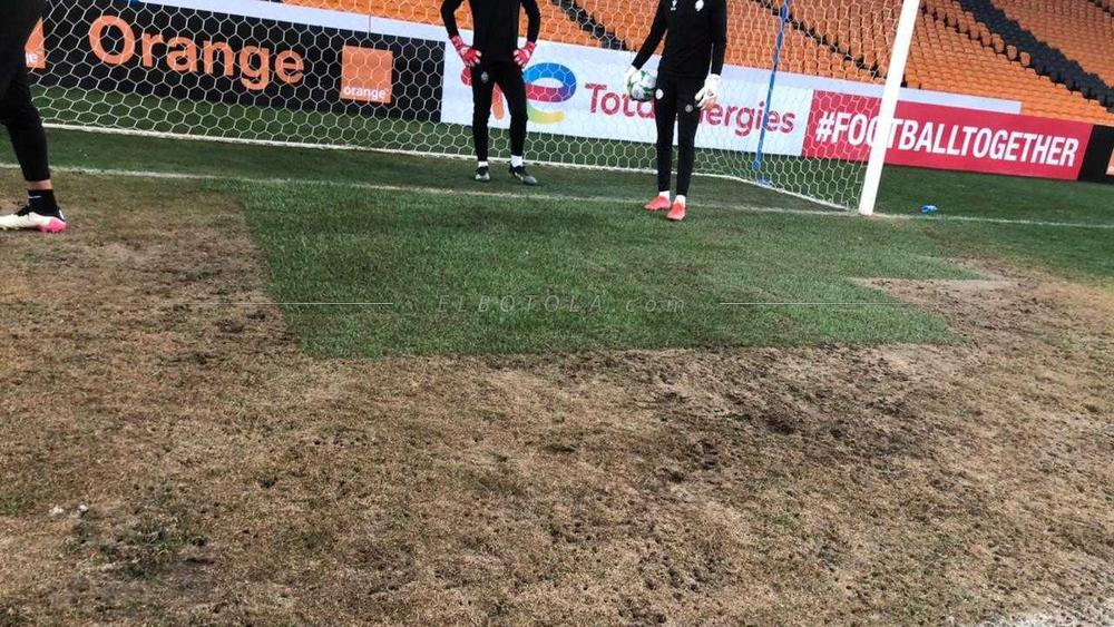 صور حصرية/ مسؤولو كايزر شيفس "يتعمّدون" إلحاق ضرر إضافي بعشب ملعب مبارتهم أمام الوداد!