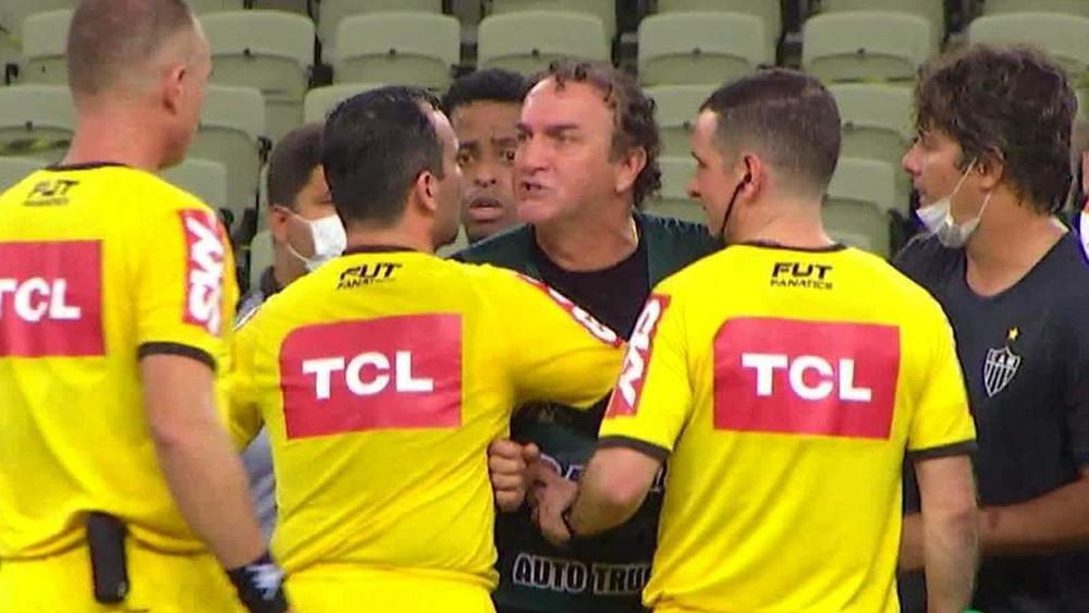 مدرب أتلتيكو مينيرو لحكم مباراة فريقه ضد سيارا: "إذا التقينا في الشارع سأصفعك"!