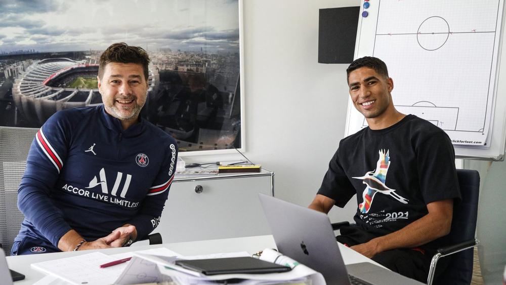 حكيمي يُدشِّن يومه الأول بباريس سان جيرمان بملاقاة مدربه بوكيتينو