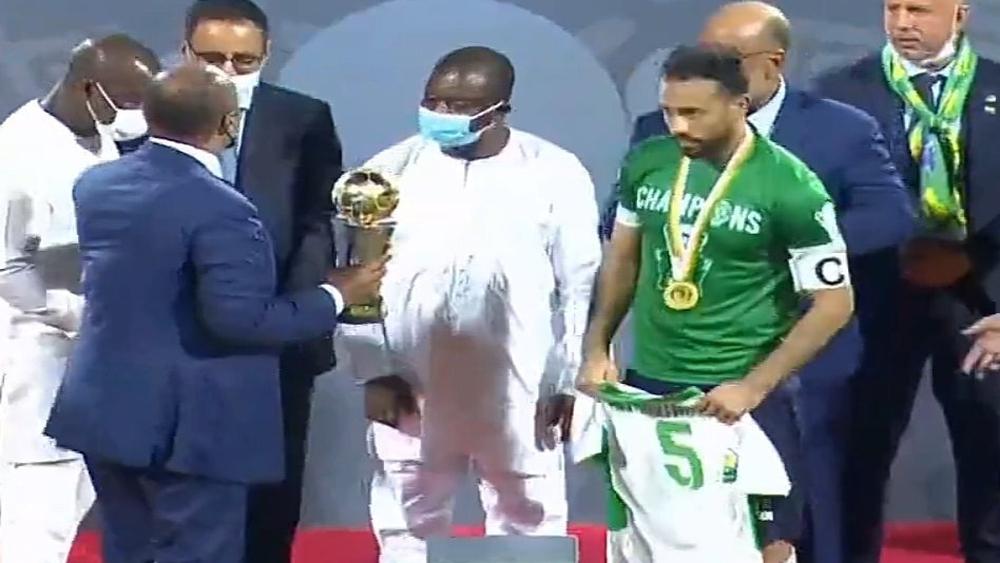 بعد غيابه عن المباراة النهائية.. الزنيتي يحمل قميص متولي لحظة تتويج "النسور" بلقب الكونفدرالية