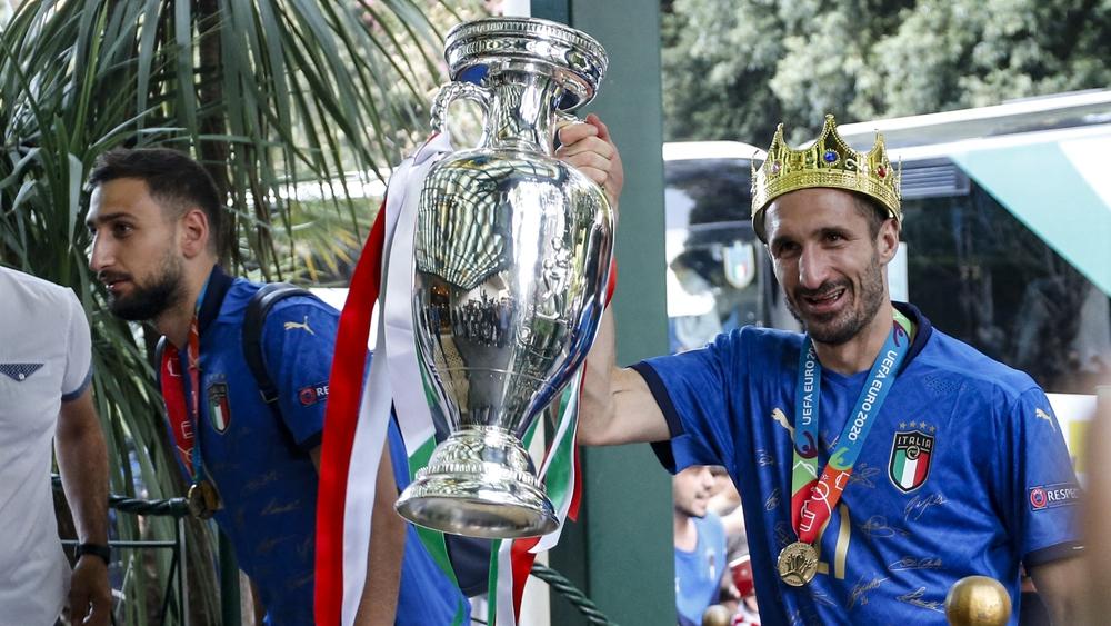 منتخب إيطاليا يعود إلى العاصمة روما بكأس أوروبا