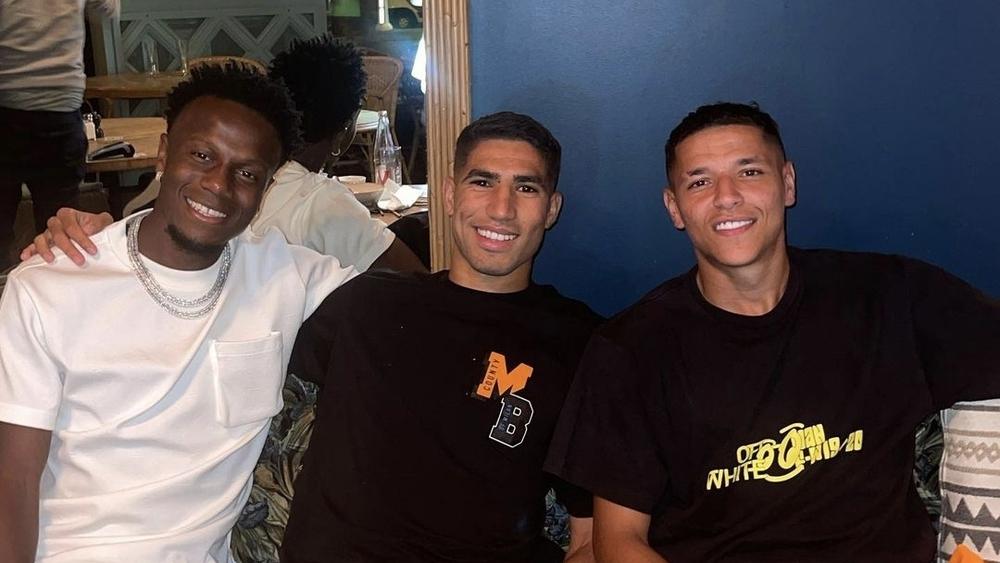 حارث ومنديل يلتقيان بحكيمي في باريس بعد انضمامه لسان جيرمان