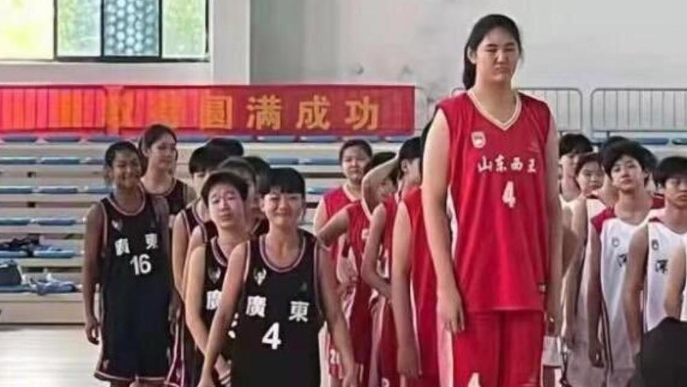 عمرها 14 عاماً فقط وطولها يصل إلى "2.26 متر".. الصينية "زانغ زيو" تصنع الحدث في مباراةٍ لكرة السلة بالصين